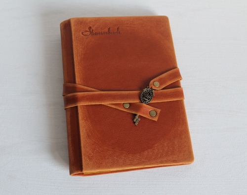 Preview: Stammbuch "Schlüssel - Krone" in Vintage-Look aus Nappaleder, cognacbraun